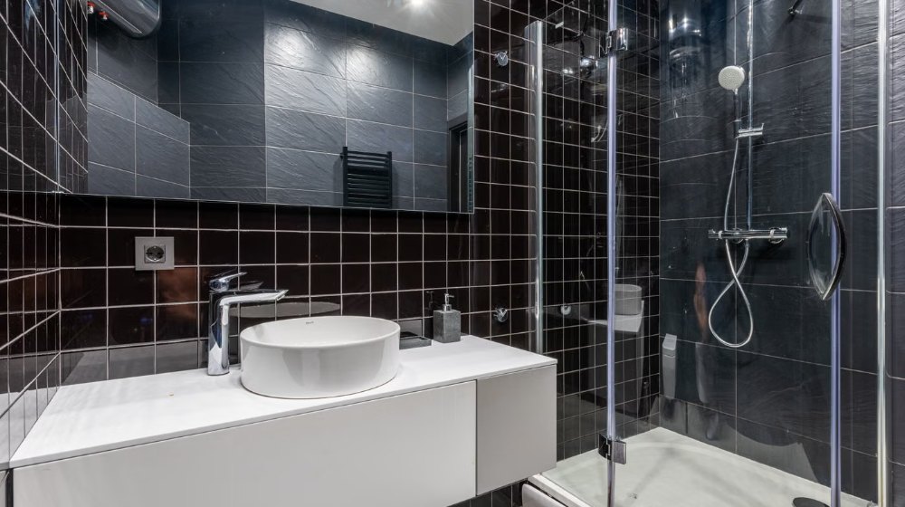Cabin tắm kính cửa lùa thanh ray inox trong phòng tắm hẹp