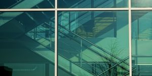 Cầu thang kính cường lực: chi phí và lưu ý thi công