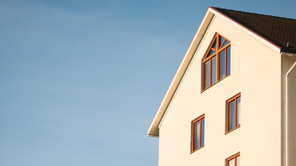 Khung cửa nhôm kính đã gia công xếp lên xe tải nhỏ chuẩn bị chở đến công trình