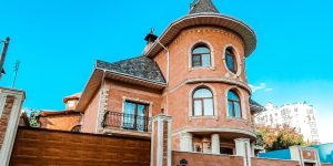 Cửa gỗ công nghiệp và cửa nhôm vân gỗ: nên chọn loại nào?
