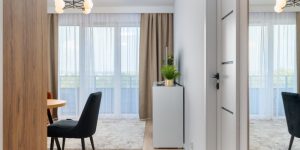 Nên đặt cửa ở xưởng sản xuất hay qua đại lý?