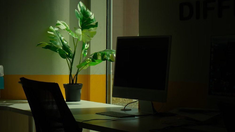 Thước kẹp đo độ dày thanh nhôm cửa đặt cạnh bản hợp đồng thi công